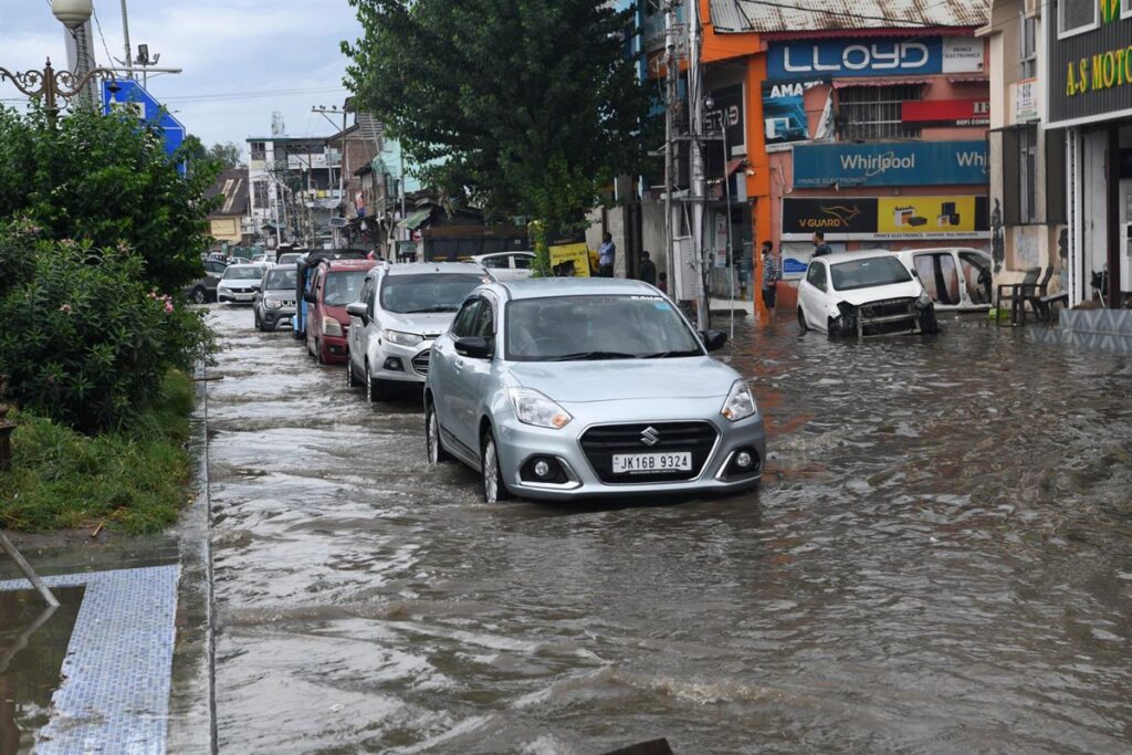 Al menos diez muertos en inundaciones en la Cachemira india