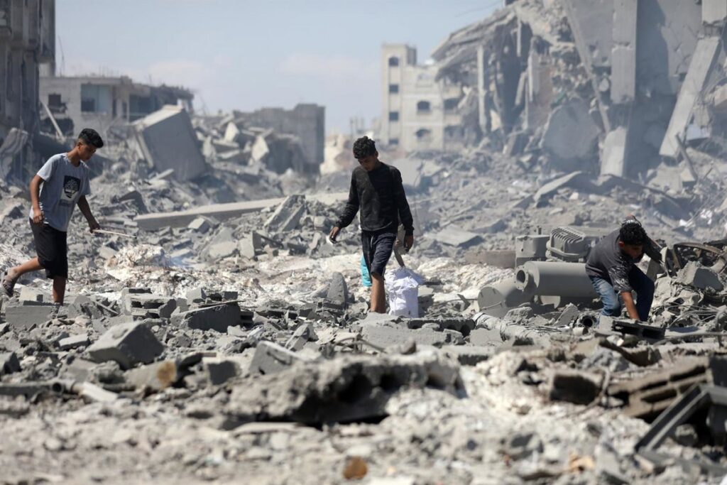 Al menos dos muertos y múltiples heridos en ataques de Israel contra el centro y el norte de Gaza