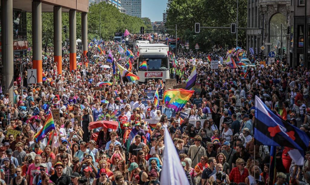 Al menos un muerto y 14 heridos por un atropello masivo durante la fiesta del Orgullo en Berlín