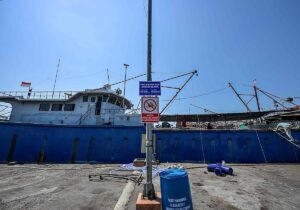 Al menos un muerto y 24 desaparecidos tras naufragar un barco en Indonesia