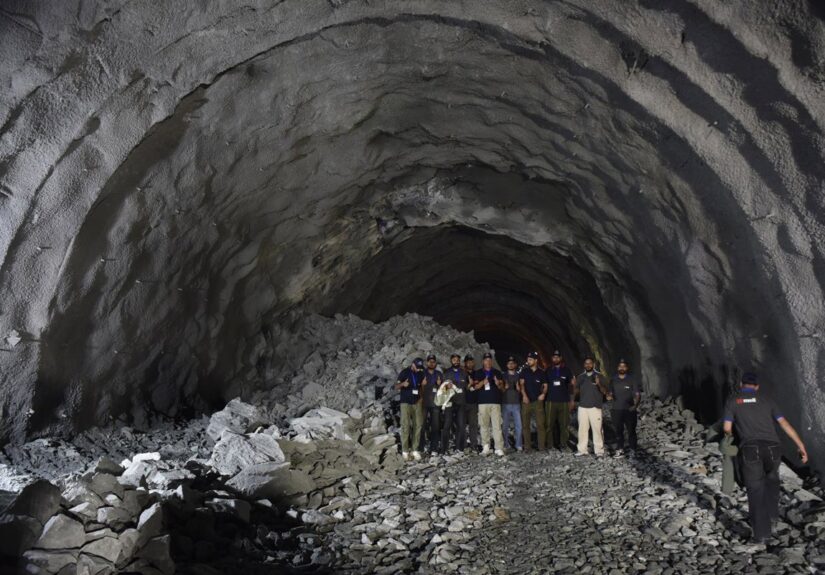 Al menos una decena de muertos por un derrumbe en un túnel en construcción en el noreste de India