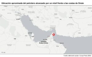 Alcanzado por un misil un petrolero cuando navegaba frente a las costas de Omán en el estrecho de Ormuz
