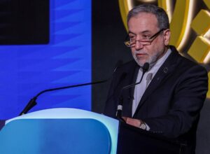 Araqchi avisa que Irán no cederá ante la "intimidación" de EEUU, "principal problema" de las negociaciones