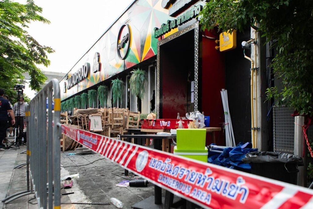 Aumentan a 30 los muertos por el incendio en un bar en la capital de Tailandia