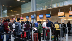 Aumento en el impuesto de salida del país puede afectar turismo, advierte Anato