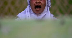 Azotan a una pareja por besarse en un vídeo de TikTok en Indonesia