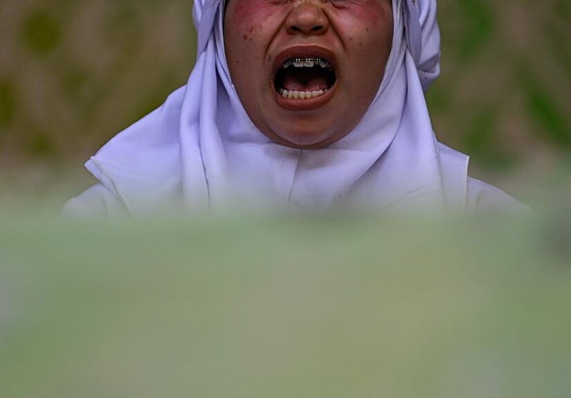 Azotan a una pareja por besarse en un vídeo de TikTok en Indonesia