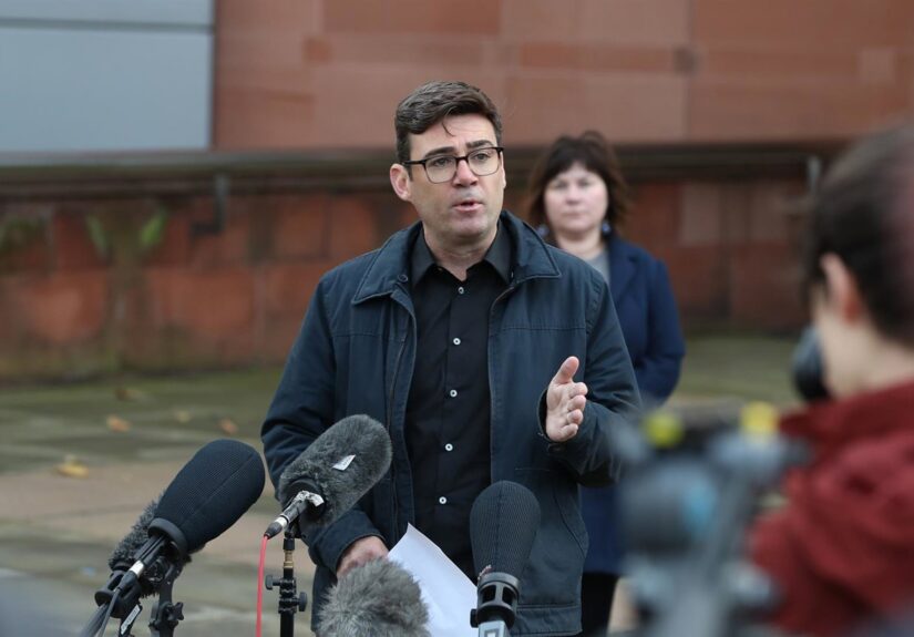 Burnham fija un precio máximo de dos libras al billete de autobús en todo Reino Unido
