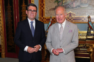 Burnham, nuevo primer ministro de Reino Unido tras aceptar el encargo del rey Carlos III