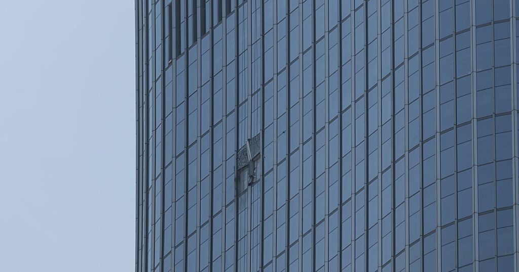 China reconoce tras seis días de censura que el piloto que estrelló una avioneta contra un rascacielos era un suicida