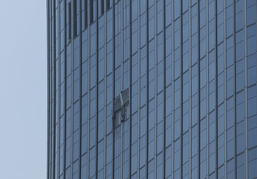 China reconoce tras seis días de censura que el piloto que estrelló una avioneta contra un rascacielos era un suicida
