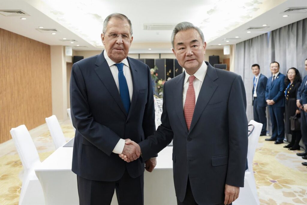 China y Rusia abogan por impedir el "rearme" de Japón y apuestan por reforzar la "cooperación estratégica"