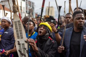 Cientos de zimbabuenses salen de Ciudad del Cabo tras las protestas xenófobas en Sudáfrica