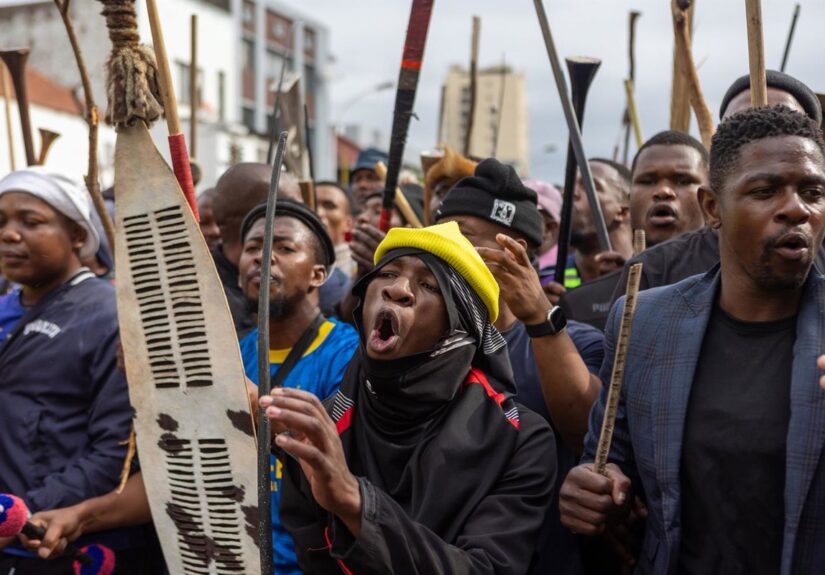 Cientos de zimbabuenses salen de Ciudad del Cabo tras las protestas xenófobas en Sudáfrica