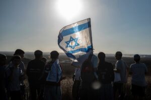 Colonos israelíes superan un control militar en su marcha para recolonizar la Franja de Gaza
