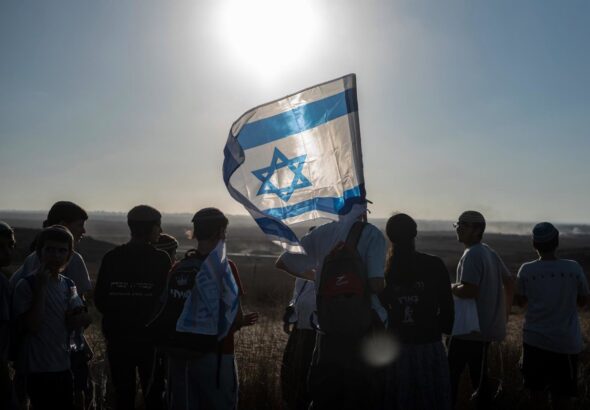 Colonos israelíes superan un control militar en su marcha para recolonizar la Franja de Gaza