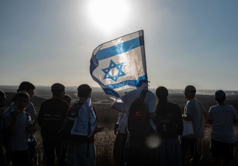 Colonos israelíes superan un control militar en su marcha para recolonizar la Franja de Gaza
