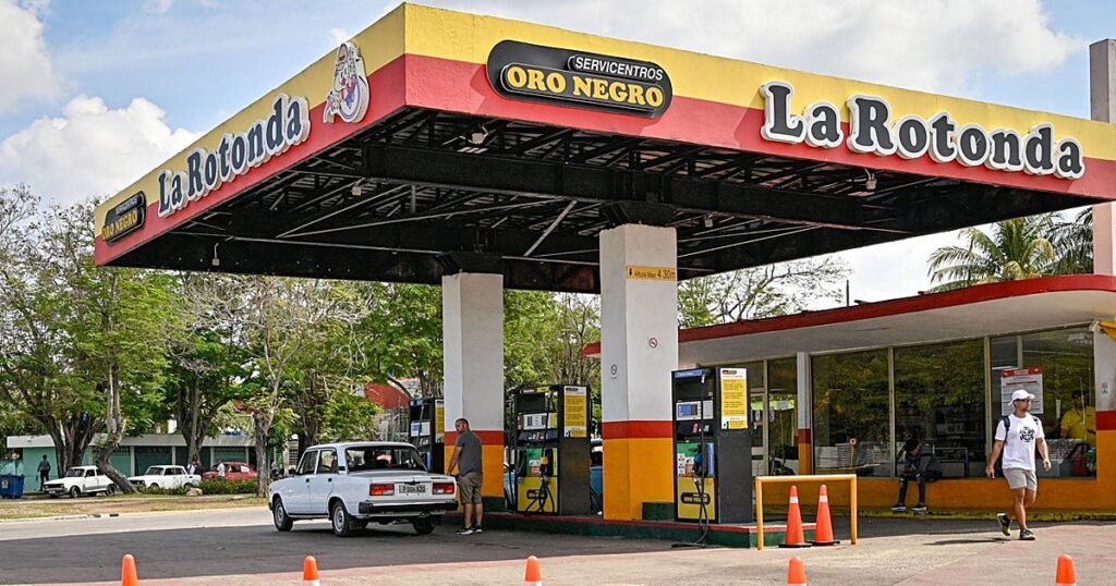 Cuba abre gasolineras, farmacias y geriátricos al sector privado