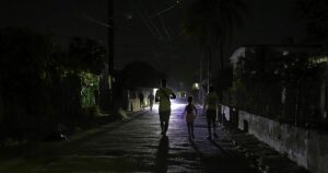 Cuba sufre su tercer apagón total en ocho días por la falta de petróleo