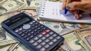 Dólar cayó por debajo de $3.300 por primera vez desde 2020, ¿por qué?