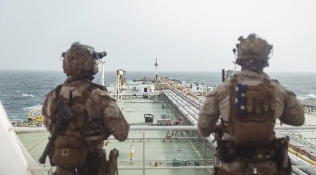 EEUU destruye la torre de vigilancia naval del puerto iraní de Chabahar, al sureste de Ormuz