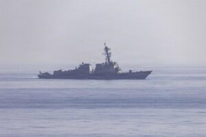 EEUU impide el paso a dos buques mercantes en Ormuz tras restablecer el bloqueo naval