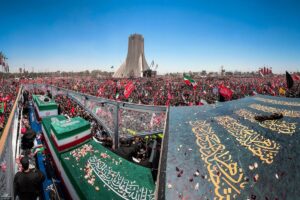 El cuerpo de Jamenei llega a Qom tras la multitudinaria despedida en Teherán