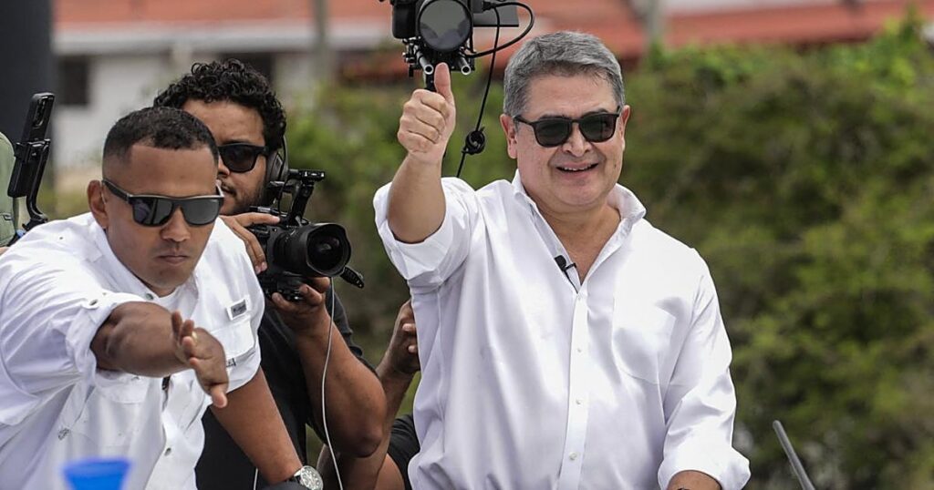 El expresidente hondureño condenado por narcotráfico regresa al país tras ser indultado por Trump