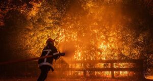 El megaincendio en el suroeste de Francia se acerca a 15 kilómetros de Burdeos