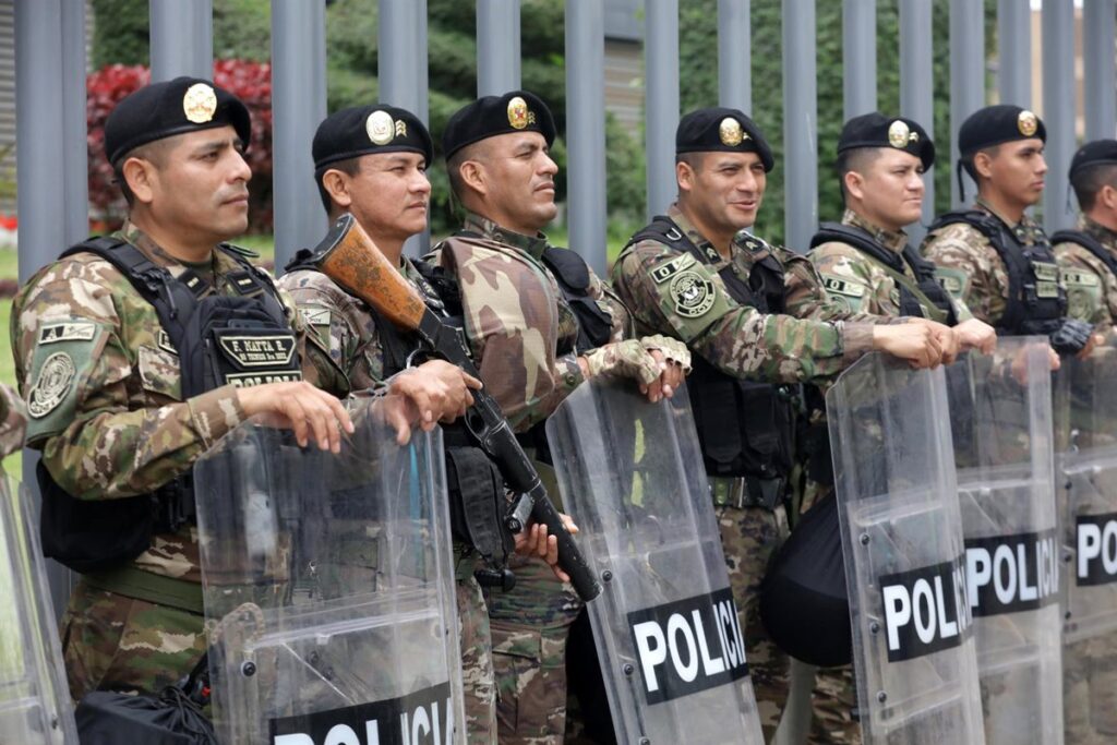 El presidente del Congreso de Perú sanciona la ley que exime a policías y militares de la justicia ordinaria