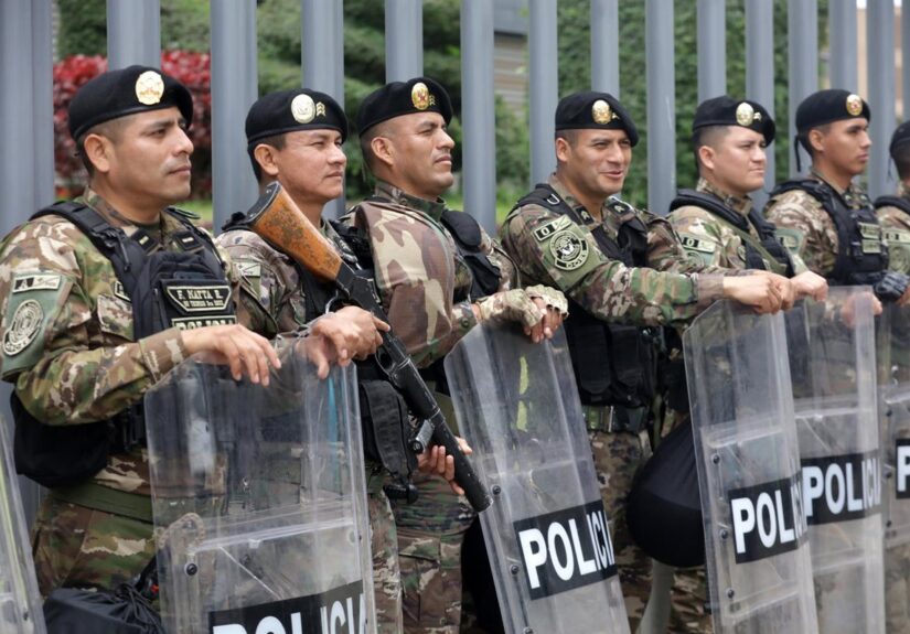 El presidente del Congreso de Perú sanciona la ley que exime a policías y militares de la justicia ordinaria