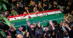 El régimen iraní celebra su supervivencia en el funeral de su líder supremo, Alí Jamenei