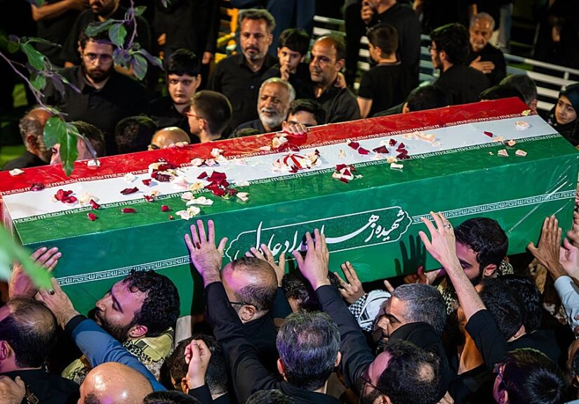 El régimen iraní celebra su supervivencia en el funeral de su líder supremo, Alí Jamenei