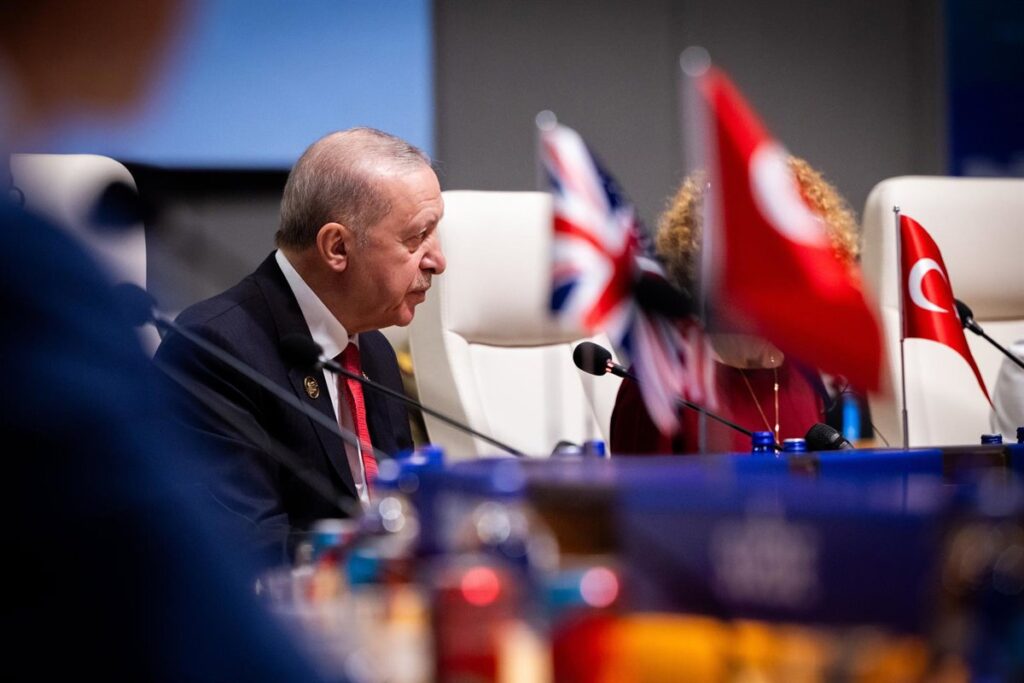 Erdogan pide a la UE no dejar fuera a Turquía en defensa y avisa de que la OTAN no debe depender solo de EEUU