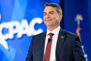 Flávio Bolsonaro ofrece a Trump ventajas comerciales a empresas de EEUU y restricciones al sistema brasileño Pix