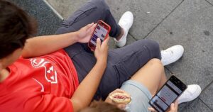 Francia aprueba la prohibición de las redes sociales para menores de 15 años