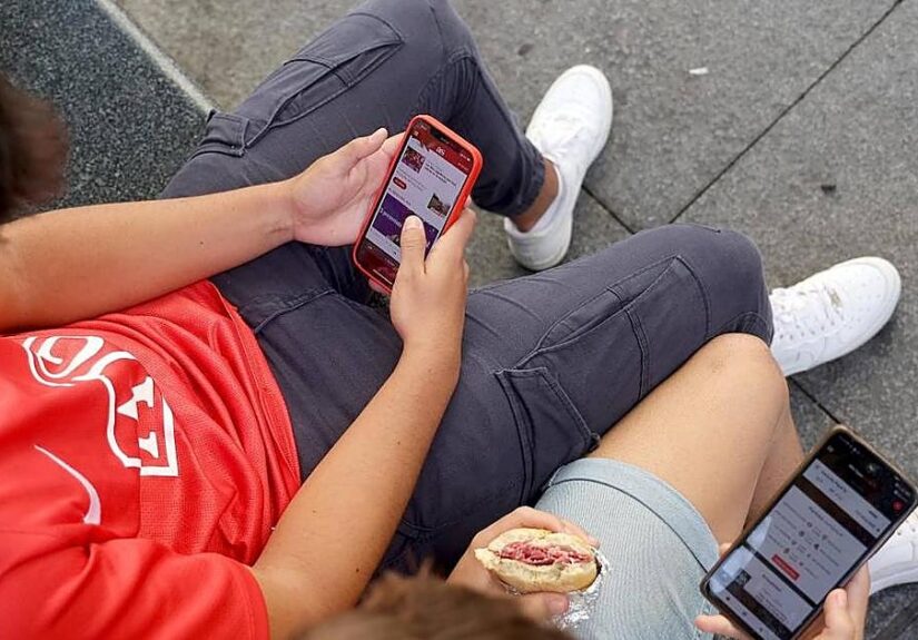 Francia aprueba la prohibición de las redes sociales para menores de 15 años