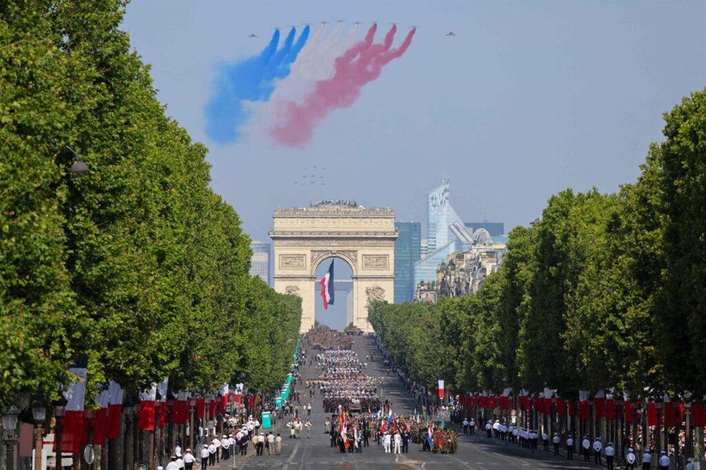 Francia celebra su Fiesta Nacional con un desfile multitudinario y muestras de apoyo a Ucrania
