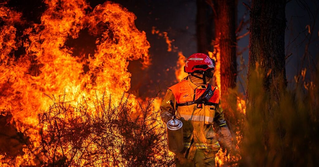 Francia consigue contener el megaincendio en Gironda al mejorar las condiciones meteorológicas