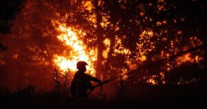 Francia pide ayuda a la UE para frenar unos incendios que obligan a evacuar a 40.000 personas