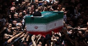 Irán entierra a Jamenei mientras Ormuz vuelve a arder
