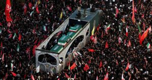 Irán hace alarde de fuerza en el funeral de Jamenei, pero sigue sin mostrar a su nuevo líder