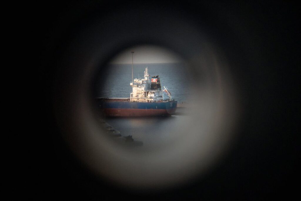 Irán intercepta y detiene a tres petroleros "rebeldes" en pleno bloqueo en el estrecho de Ormuz