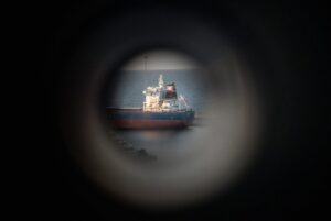 Irán intercepta y detiene a tres petroleros "rebeldes" en pleno bloqueo en el estrecho de Ormuz