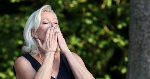 La Justicia francesa abre la puerta a que Le Pen se presente en las elecciones presidenciales del año que viene