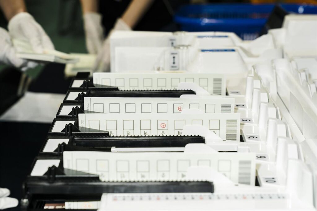 La Policía de Corea del Sur registra la sede principal de la Comisión Nacional Electoral