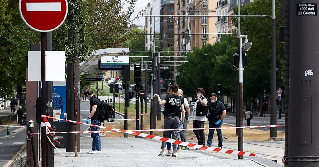 La Policía detiene a un hombre tras herir a tres mujeres con dos cuchillos en París