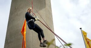 La alcaldesa de Róterdam desciende en rápel para cumplir una promesa electoral