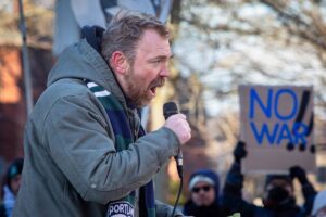 La renuncia de Graham Platner a la carrera al Senado por supuesta violación ralentiza la "ola progresista" en EEUU