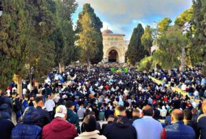 Las fuerzas de Israel detienen brevemente al gran muftí de Jerusalén tras un rezo en la mezquita de Al Aqsa